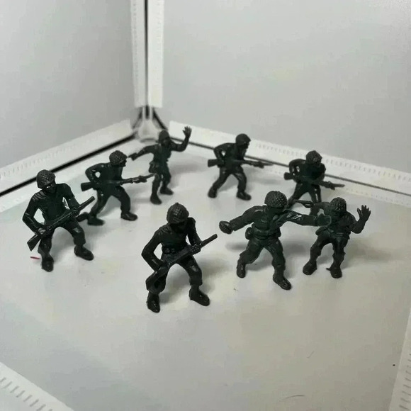 Vintage Toy Soldiers Dark Green Grande Throwing Lot Of 8 - Picture 1 of 4